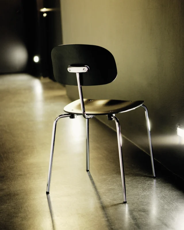 SKB-WELCOME KLASSIKER 

Zeitloses Design, das Geschichte schreibt.
Das Model 118, designed im Jahr 1949, steht für feinstes Handwerk und ikonisches Design.
Seit mehr als 75 Jahren ein Symbol für Qualität und Stil – damals wie heute.
#klassik #design #formen #stahlrohr #zeitlos #ikone #objektmöbel #interiordesign #stuhlkontor_berlin