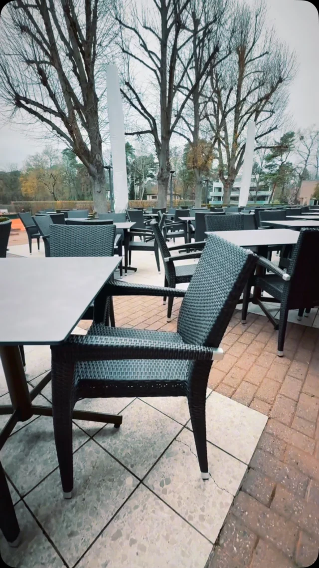 SKB-OUTDOOR START 2025 

Neue Möbel auf der Terrasse im TC 1899 E.V. BLAU-WEISS im Grunewald. 
Das Highlight sind die Tische, die nicht mehr wackeln. 
Das wird möglich durch den neuen selbstnivellierenden Gestellmechanismus. 
Große Geflechtsessel mit breiten Armauflagen, bieten den gewünschten Sitzcomfort. 
#tennis #grunewald #entspannen #ruhe #terrasse #gastronomie #berlin #outdoor #maymoebel #stuhlkontor_berlin