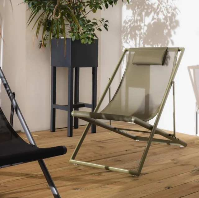SKB-MAY BRISA-LIEGE 

FUNKTIONALITÄT TRIFFT AUF DESIGN 
Der Brisa Liegestuhl überzeugt mit einem wetterbeständigen Aluminiumgestell in Olivgrün oder Anthrazit – rostfrei, klappbar und leicht zu transportieren. 
Die pflegeleichte Textilen-Liegefläche und das verstellbare Kopfpolster mit Quick-Dry-Foam bieten hohen Komfort.

Perfekt geeignet für den Einsatz in Hotels, Wellnessbereichen, Lounges, Restaurants und Strandbädern.
#chill #gastronomie #wellness #berlin #hotel #brandenburg #maymoebel #stuhlkontor_berlin