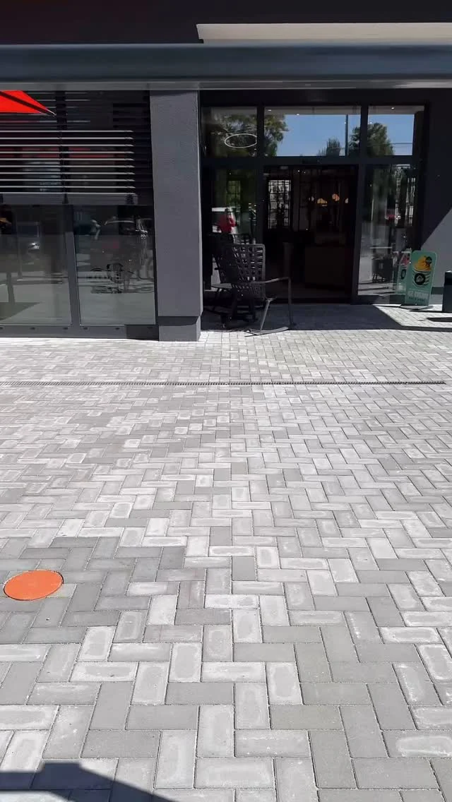 In Bernau sticht nun eine ganz besondere Terrasse ins Auge. 
Bei Märkisch-Edel-Bäcker & Konditor aus Eberswalde. 

Unsere selbstnivellierenden Tischgestelle passen sich jeder Terrasse & vor allem jedem Untergrund an. 
Bis zu 2,5 cm an Unebenheiten können ausgeglichen werden. 
Die dazu passende Compactplatte mit einer Stärke von 12mm und dem Marmor Carrara-natural feel Dekor, passen sich perfekt zu den in dunkel gehaltenen Glasfaserverstärkten Hightech Kunststoffsesseln an. 
#bäcker #märkischedel #bernau #eberswalde #brandenburg #berlin #gastronomie #sitzen #terrasse #outdoor #cafe #stuhlkontor_berlin